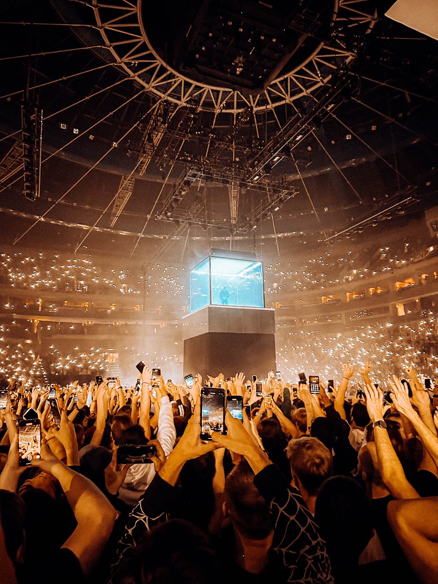 hanamakov's tweet photo. 📸 Last night w @kendricklamar through my phone’s lens

#kendricklamarconcert #thebigstepperstour https://t.co/buLXFnPqK5