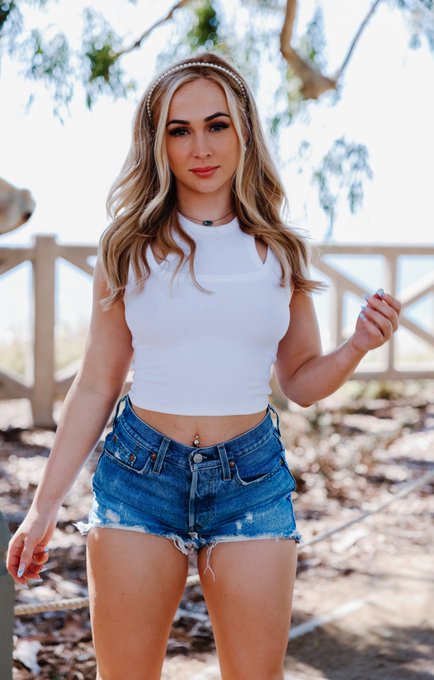 Know you bad when you can pose from any angle 🤳 https://t.co/TUJerdn1j5