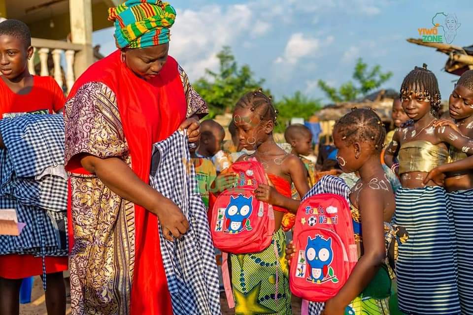 YiwoZone's tweet photo. 11 Octobre #JournéeDeLaFille
Egalité des chances par l'éducation, notre COMBAT.
Merci @RaptorCiv pour les parrainages, since 2018🙏. 
Parrainez 👇https://t.co/aK5Z4kybZK
Yiwozone@gmail.com 
0707006787

 #GirlsChildDay  
#éducation #girlsatschool #sponsoragirl #parrainezuneenfant https://t.co/PgJVjRSvK8