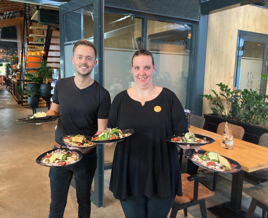 Abner, Hilda, Gabriela en Luuk werkten samen met Tim van Paviljoen Nijstad in de bediening tijdens een ambassadeurs-bijeenkomst van de burgemeester. Dit was voor het eerst en het smaakt naar meer! Wil jij ook een team van enthousiaste bedieningsmedewerkers inzetten? Bel Stark!