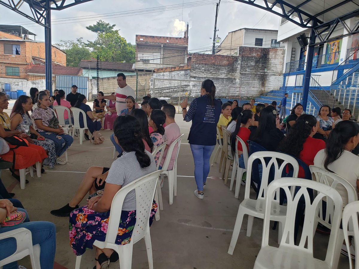 MASC_Colombia's tweet photo. En Segovia (Antioquia), la #CasaDeJusticia impulsa la solución dialogada y negociada de los conflictos contidianos. Aquí, durante taller de #ResoluciónDeConflictos, realizado en el marco de la Escuela de Padres. Apoya equipo psicosocial.
#JusticiaParaElCiudadano https://t.co/a9R1MVt6JM