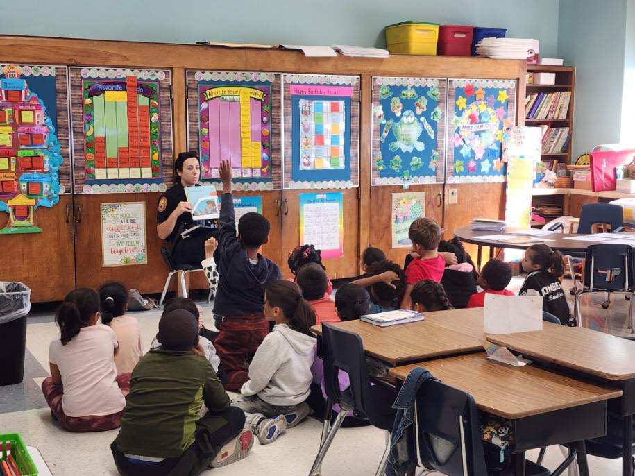 MrsGaddy1's tweet image. Always a good day when Officer Caggiano stops by! But it’s a GREAT day when she can stick around, to read to our Scholars! Thank you so much for sharing your day with us! @NassauCountyPD #LookForTheAwesome #BelieveInBuck 💙