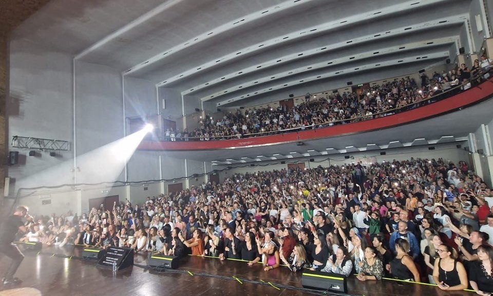 _GigiDAlessio_'s tweet photo. Che bello cantare in Sicilia!
Catania, è stata una serata bellissima, e la prossima non sarà da meno 💙
Vi aspetto anche domani al Teatro Metropolitan 🎶

 #GigiDAlessio #NoiDueTour #AGentileRichiesta @officialFandP @giamptramice https://t.co/Z0qeQYUSwq