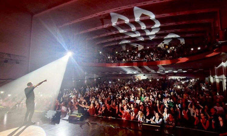 _GigiDAlessio_'s tweet photo. Che bello cantare in Sicilia!
Catania, è stata una serata bellissima, e la prossima non sarà da meno 💙
Vi aspetto anche domani al Teatro Metropolitan 🎶

 #GigiDAlessio #NoiDueTour #AGentileRichiesta @officialFandP @giamptramice https://t.co/Z0qeQYUSwq