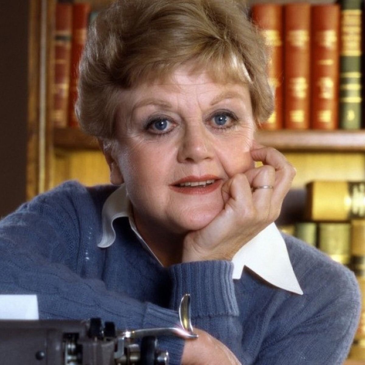 MaschaD2's tweet photo. My most favorite actress in a detective loved her in Murder, She wrote. 😢💔#RIPAngelaLansbury #jessicafletcher https://t.co/rcEE49eYCc