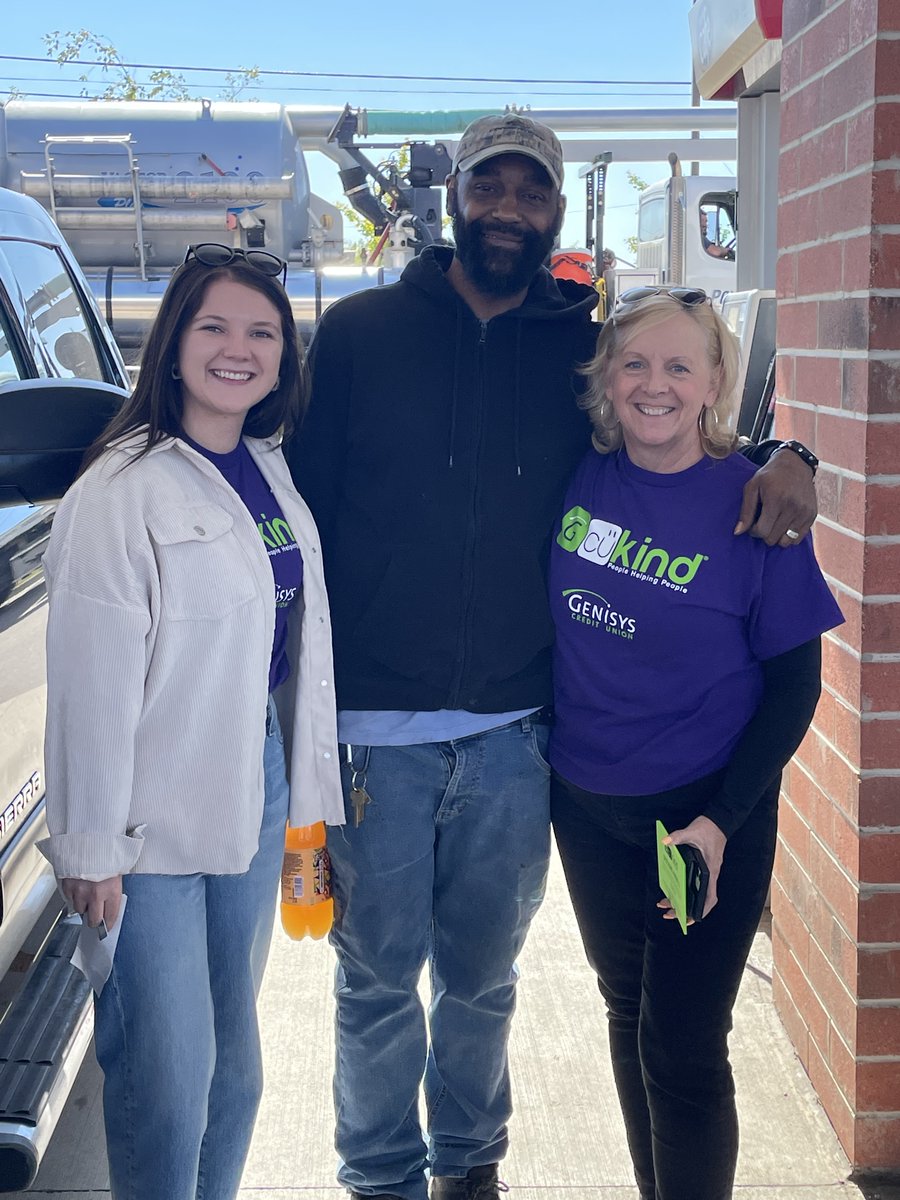 Genisyscu's tweet photo. Last week, the Genisys team brought relief to wallets and smiles to faces by giving away free gas in their communities. Stopping at gas stations in Oakland, Macomb, and Genesee counties, we wanted to lend a helping hand.
#wearegenisys #cukind https://t.co/JitKK6G3Zc