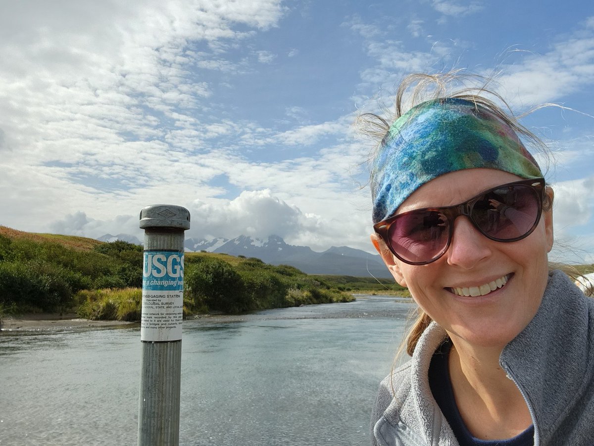 #TravelTuesday

Our scientists sometimes work beyond the midwest!

#Hydrologist Laura Hubbard snapped a selfie at #USGS #streamgagesinthewild 15297610 at Russel Creek near Cold Bay, Alaska, while researching avian influenza virus in the environment. waterdata.usgs.gov/ak/nwis/uv?sit…