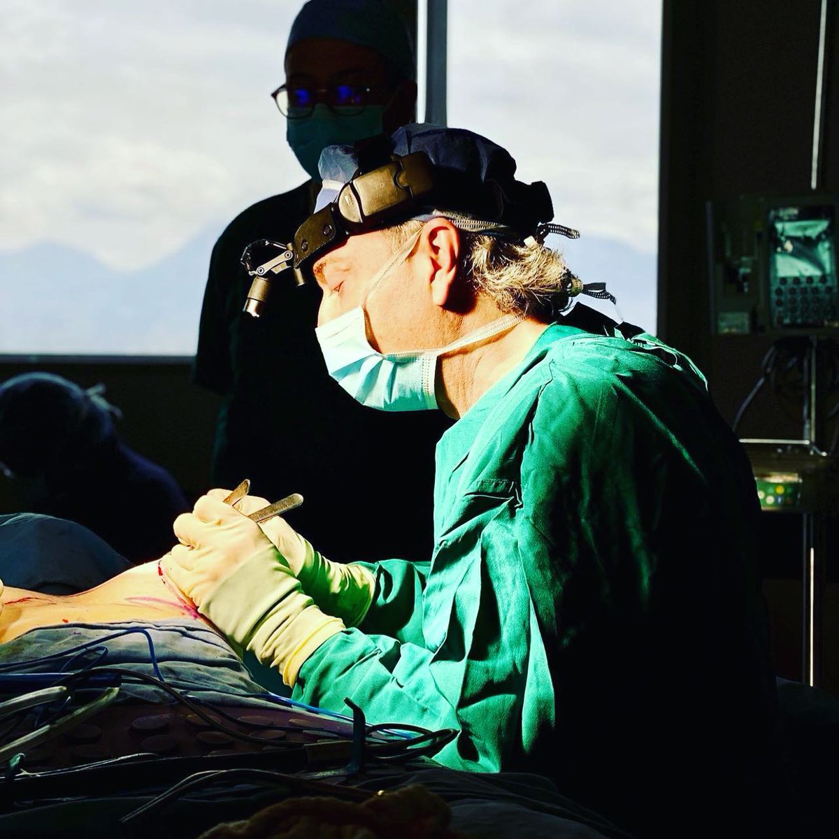 QElTesoro's tweet photo. El Dr. Luis Fernando Botero haciendo su magia en @QElTesoro 

🩺👌🏽🩻💯

https://t.co/DBSMeOGrnG

#EstamosParaConsentirte https://t.co/Q3o3ztGgKQ