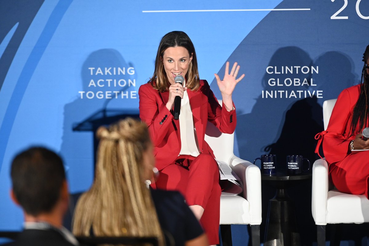 ClintonFdn's tweet image. How can we enable more diverse ownership of the businesses and capital that drive the nation’s economy?

At #CGI2022, @AliciaMenendez moderated a conversation with Thasunda Brown Duckett, @margaretanadu, Janis Lee Bowdler, @Patty_Arvielo, and James A. Casselberry, Jr. to discuss.
