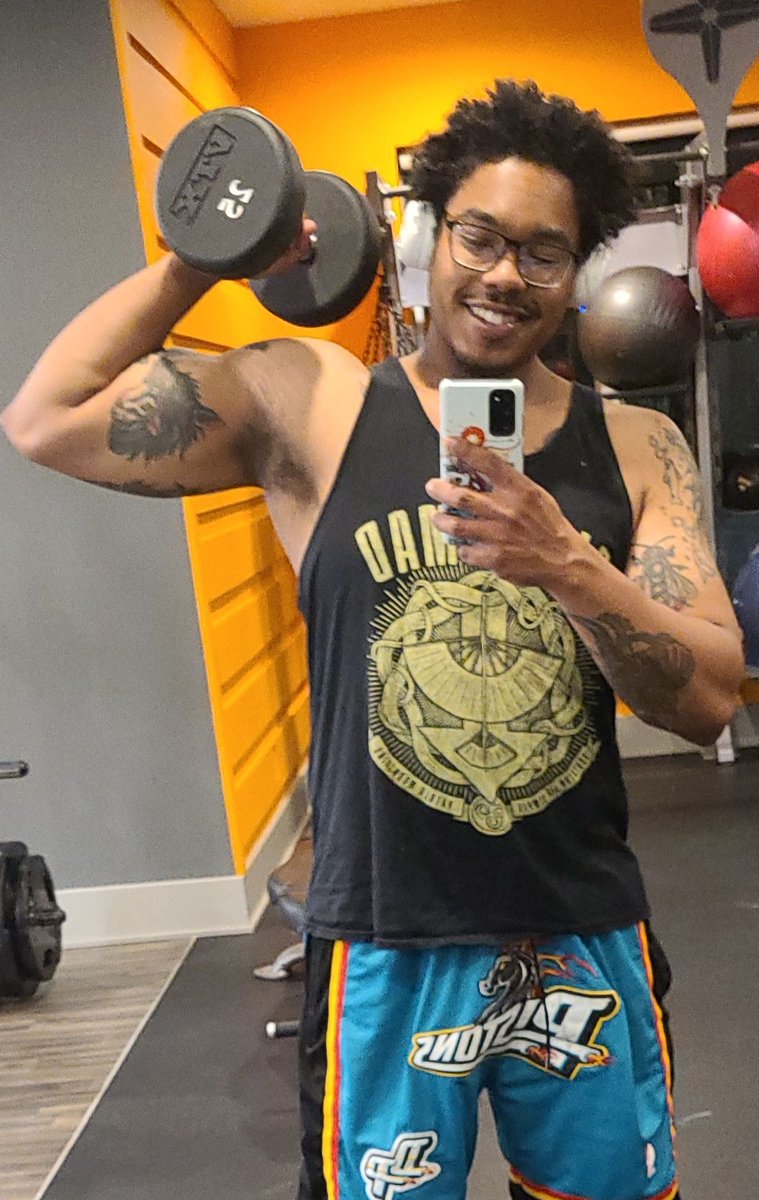 pr0fiteer's tweet photo. @JUNlPER This is what 5 years of tattoos does to a boy #thinkbeforeyouink https://t.co/s1BiVUICE6