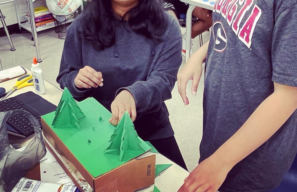 TFY77's tweet photo. AP Bio students on making their stop motion videos of cell energetic processes - photosynthesis & cell respiration. Their videos are showing the happenings inside the cell based on a scenario of a runner in a marathon!
#apbiology #reallifeapplication #activelearning https://t.co/XvLCRoUwIv