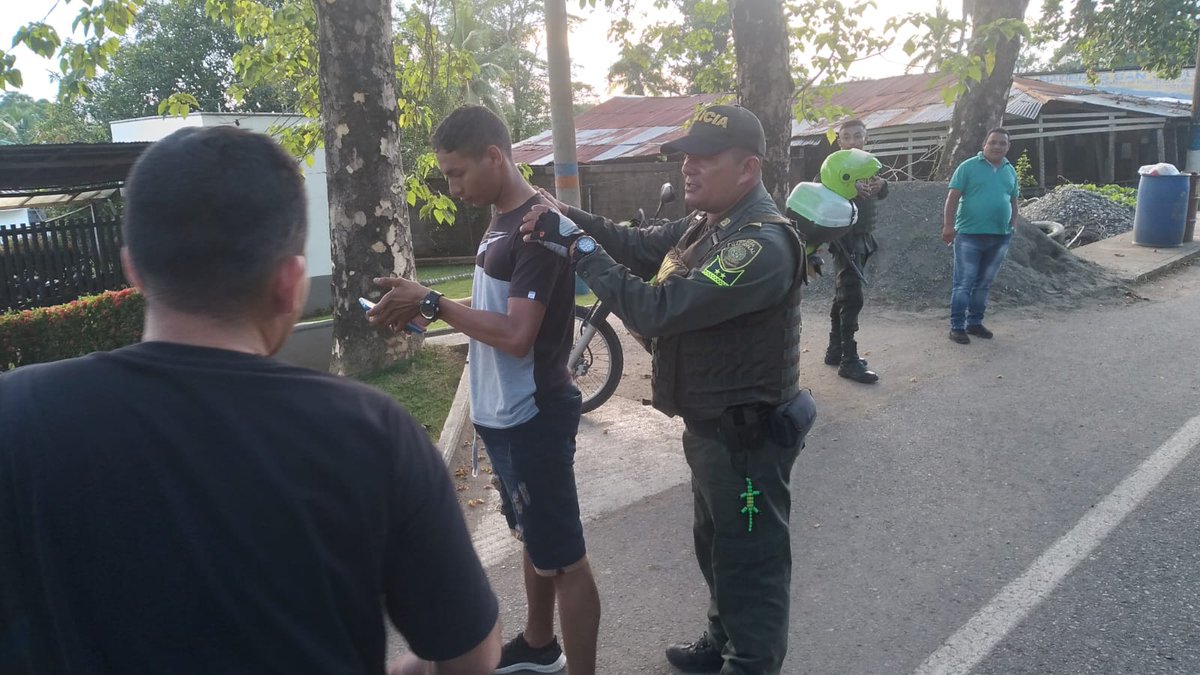 PoliciaDECOR's tweet photo. En el municipio de  #Apartada, prevenimos la comisión de delitos que afectan la Seguridad Ciudadana, mediante actividades de registro, control e identificación de personas. #DiosYPatria 
#EsUnHonorSerPolicia https://t.co/6xx5KSURpX