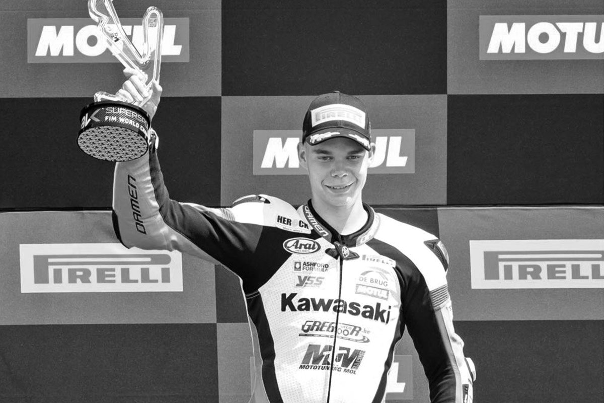 PortugalMotogp's tweet photo. O motociclismo está de luto.
Victor Steeman não resistiu aos ferimentos sofridos pelo acidente que sofreu este fim de semana na prova de WorldSPP300 em Portimão. Escreveu-se mais 1 página negra no mundo do motociclismo. Descansa em paz Steeman #SBKnaSPORTTV #PRTWorldSBK #Steeman https://t.co/kVjndvIppJ