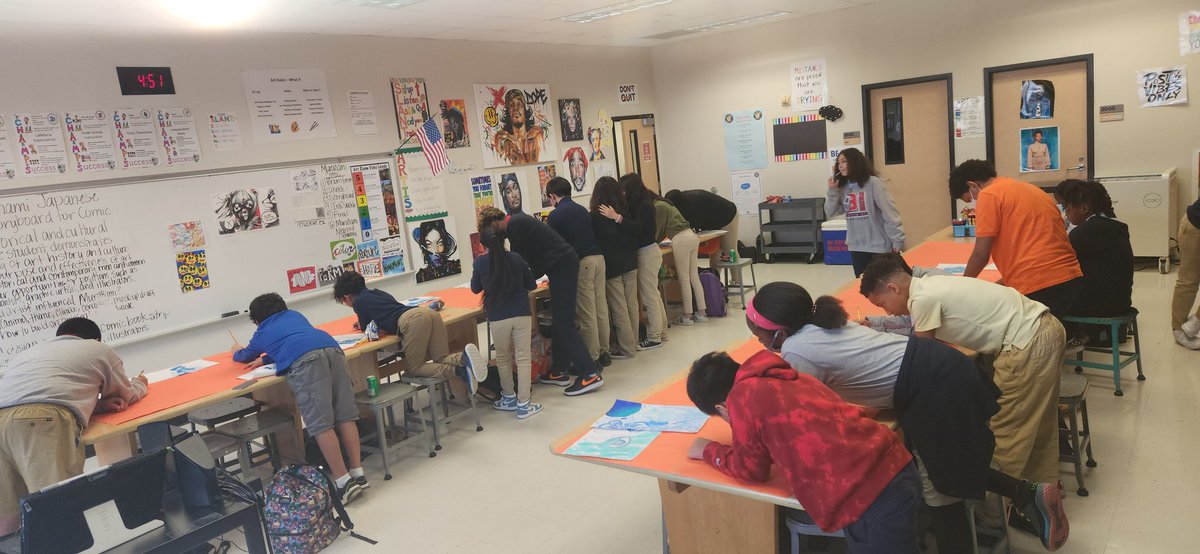 NataviaGamble's tweet photo. @budewigbulldogs @aliefFineArts @alief_proud Mural Collab Art Club!!! 😉🎨✍️🏾 https://t.co/54kEvxih6P