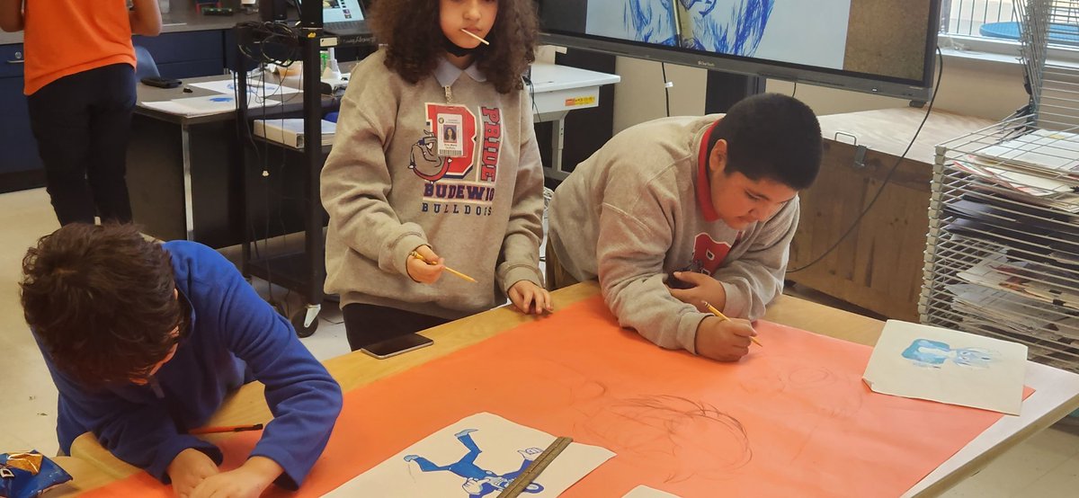 NataviaGamble's tweet photo. @budewigbulldogs @aliefFineArts @alief_proud Mural Collab Art Club!!! 😉🎨✍️🏾 https://t.co/54kEvxih6P