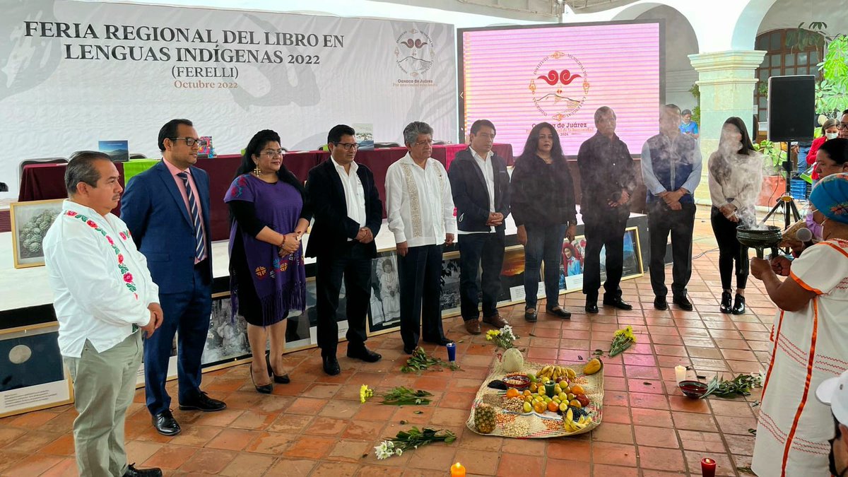 tsjoaxaca's tweet photo. Asistió el Magdo. @AlexMagnoG a la inauguración de la Feria Regional del Libro en Lenguas Indígenas, organizada por el @MunicipioOaxaca, donde la Lic. @Nidiaesteva, Dir. de @DerechosHumaCJO, presentó el libro "Entre la Asamblea y la Corte. Caso: San Cristobal Suchixtlahuaca". https://t.co/V4uTTWqswg