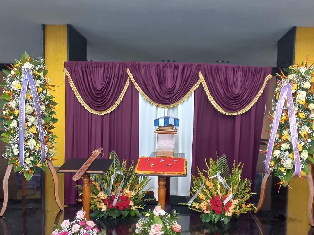 PartidoPCC's tweet photo. Ofrendas florales del líder de la Revolución Cubana, General de Ejército Raúl Castro Ruz y del Primer Secretario del CCPCC y Presidente de la República, @DiazCanelB encabezaron el homenaje a la excepcional actriz Aurora Basnuevo Hernández en el Teatro Nacional de #Cuba. https://t.co/5tIPBNszQq