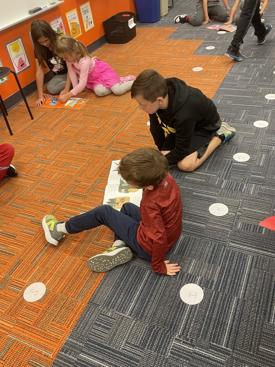 MSenycia's tweet photo. We had so much fun reading stories about fall to our book buddies today! https://t.co/tENxRB9MJh