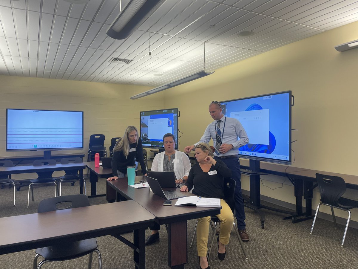 𝕃𝕚𝕟𝕕𝕤𝕒𝕪 𝕊𝕞𝕚𝕥𝕙 tweet media