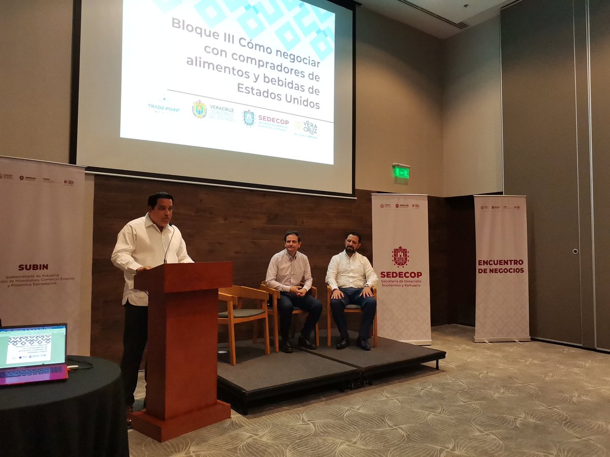 Canaco_Veracruz's tweet photo. #CANACOInforma 📰
Nuestro Presidente de CANACO Servytur de Veracruz, el Ing. Edi Alberto Martínez Tejeda asistió como invitado especial al Taller teórico práctico "¿Cómo negociar con compradores de alimentos y bebidas de Estados Unidos? " en el Hotel AC by Marriot Veracruz. https://t.co/jqnY30n5qr