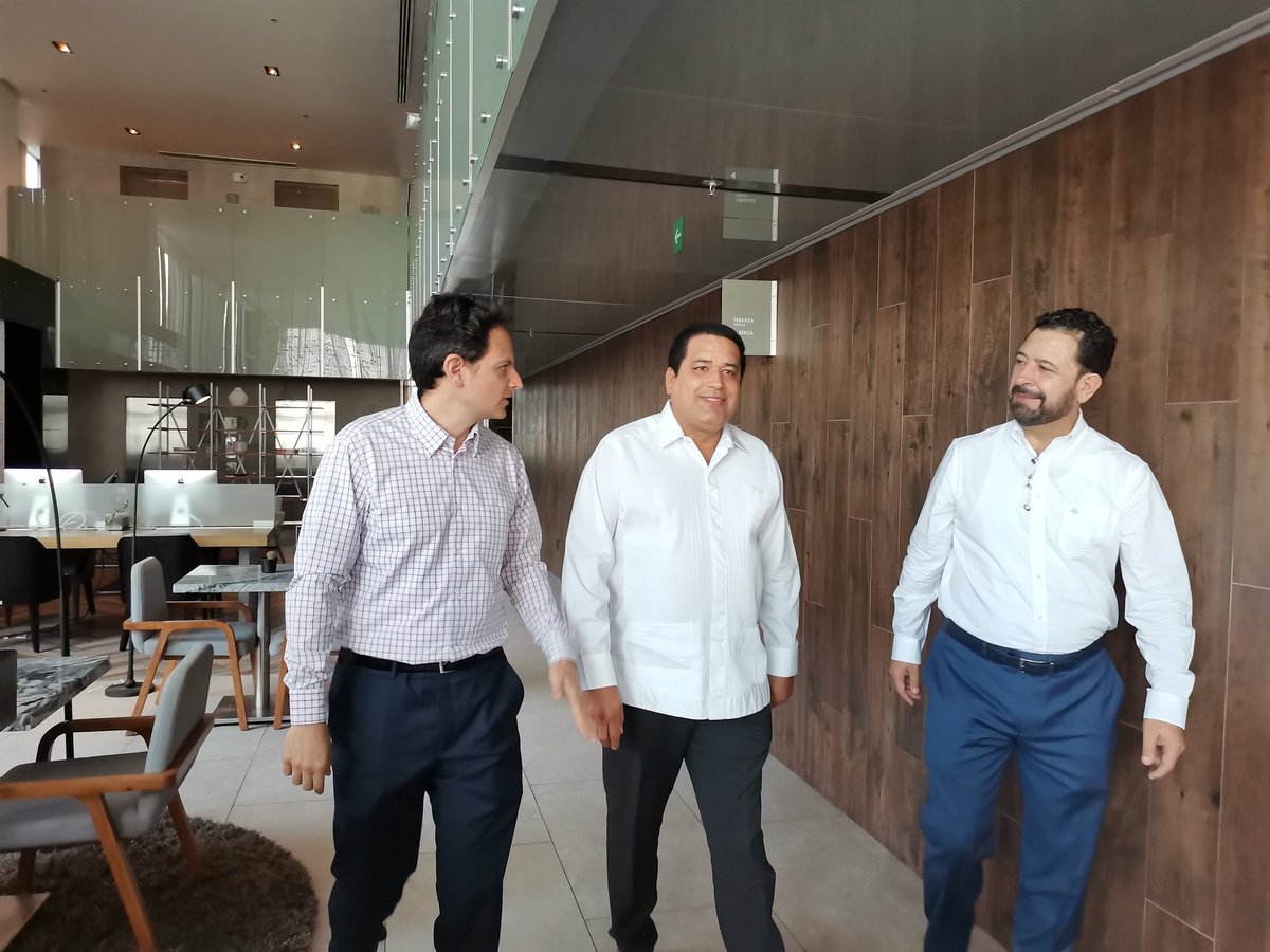 Canaco_Veracruz's tweet photo. #CANACOInforma 📰
Nuestro Presidente de CANACO Servytur de Veracruz, el Ing. Edi Alberto Martínez Tejeda asistió como invitado especial al Taller teórico práctico "¿Cómo negociar con compradores de alimentos y bebidas de Estados Unidos? " en el Hotel AC by Marriot Veracruz. https://t.co/jqnY30n5qr