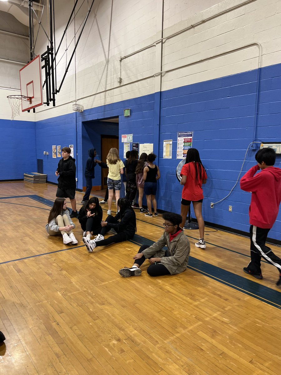 8th grade Ss <a href="/ommsaacps/">Old Mill Middle South</a> hitting’ the #wicor <a href="/AVIDAACPS/">AVIDAACPS</a> strategies in #PE while #assessing the 5 health related fitness components. #teamworkmakesthedreamwork <a href="/MrHarless_PE/">Chris Harless (He/Him)</a> <a href="/CoachLudlam/">Coach Ludlam</a>