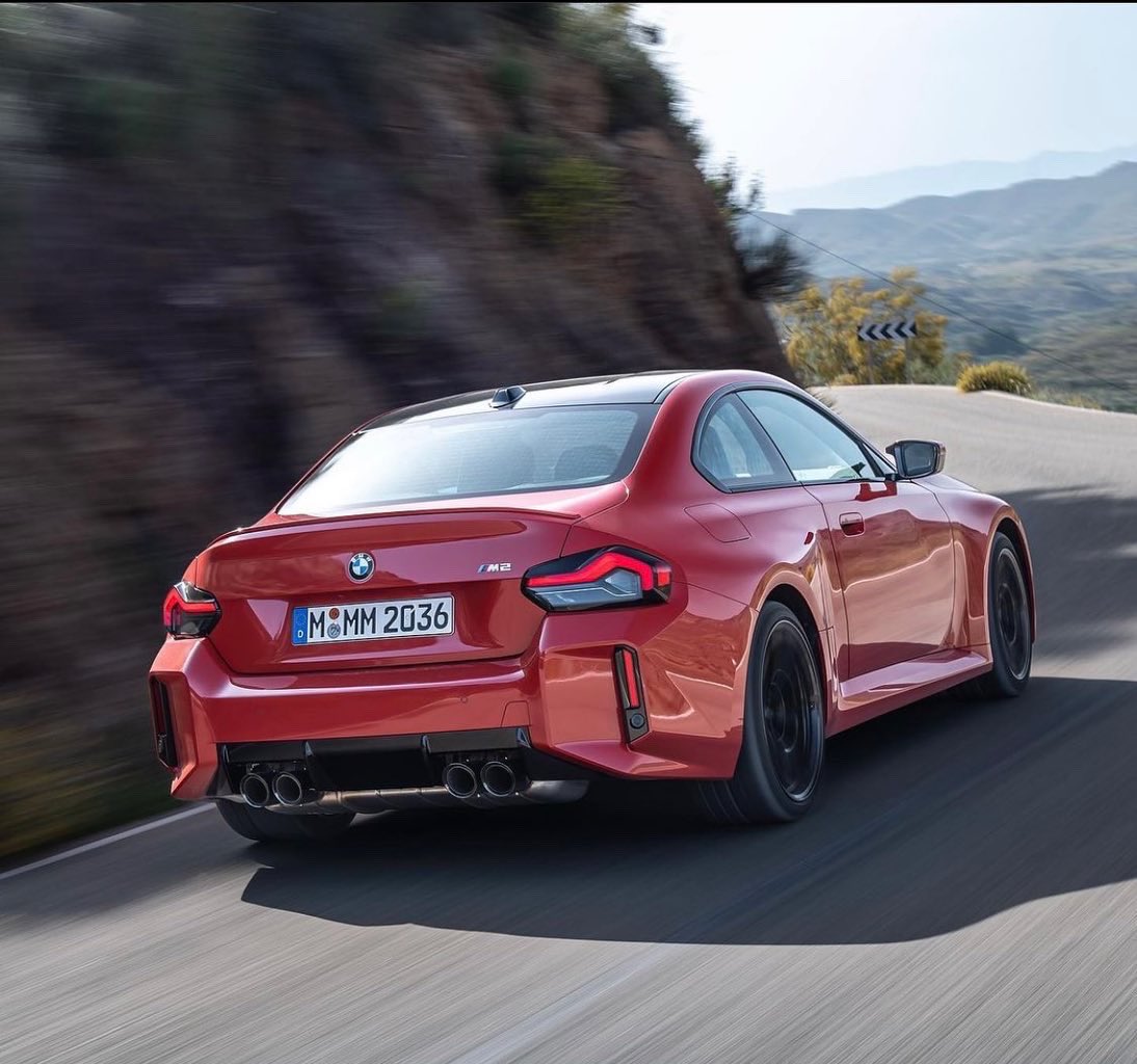 BorjaHormigos's tweet photo. El nuevo BMW M2 se mantiene fiel a sus principios: tracción trasera, cambio manual (opcional) y motor de seis cilindros que desarrolla 460 CV de potencia, acelerando de 0 a 100km/h en tan sólo 4,1 segundos #mpower https://t.co/PdLo0owT4D