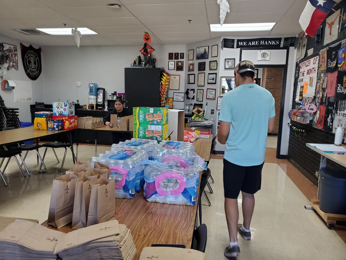 HanksInteract's tweet photo. Who said fall intersession was to relax? Getting ready for PSAT testing.
400 student snacks βοΈ
20 teacher snacks βοΈ
We got it done in half a day.
@HanksHS_CTapia
you are ready for testing! Plus prepping for Hanksgiving! #HanksInteract #wedothingsyouthoughtjusthappened https://t.co/aKIkKWiCMq