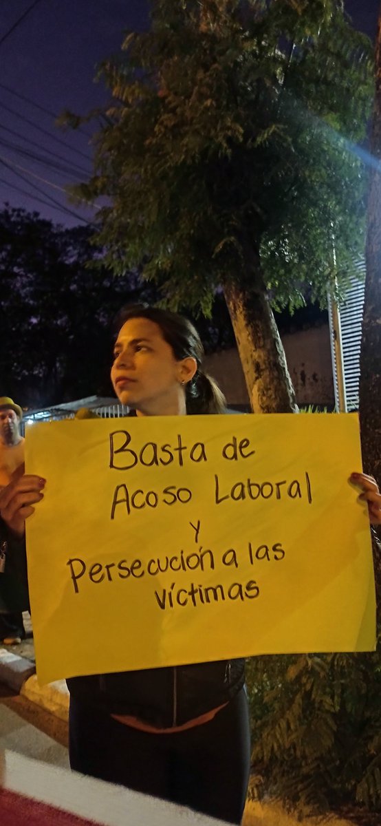 madeinparaguay's tweet photo. @PeriodistasPy movilización en solidaridad a la periodista Angie Prieto despedida de manera irregular.

Periodistas y sindicatos de trabajadores exigen la fiscalización del grupo Albavisión ante denuncias de acoso sexual y laboral, persecución y despidos irregulares.

#MadeInPy https://t.co/EmCNjkJfwJ