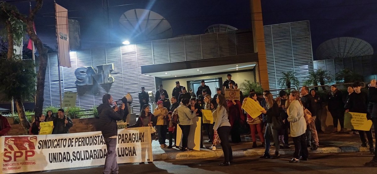 madeinparaguay's tweet photo. @PeriodistasPy movilización en solidaridad a la periodista Angie Prieto despedida de manera irregular.

Periodistas y sindicatos de trabajadores exigen la fiscalización del grupo Albavisión ante denuncias de acoso sexual y laboral, persecución y despidos irregulares.

#MadeInPy https://t.co/EmCNjkJfwJ