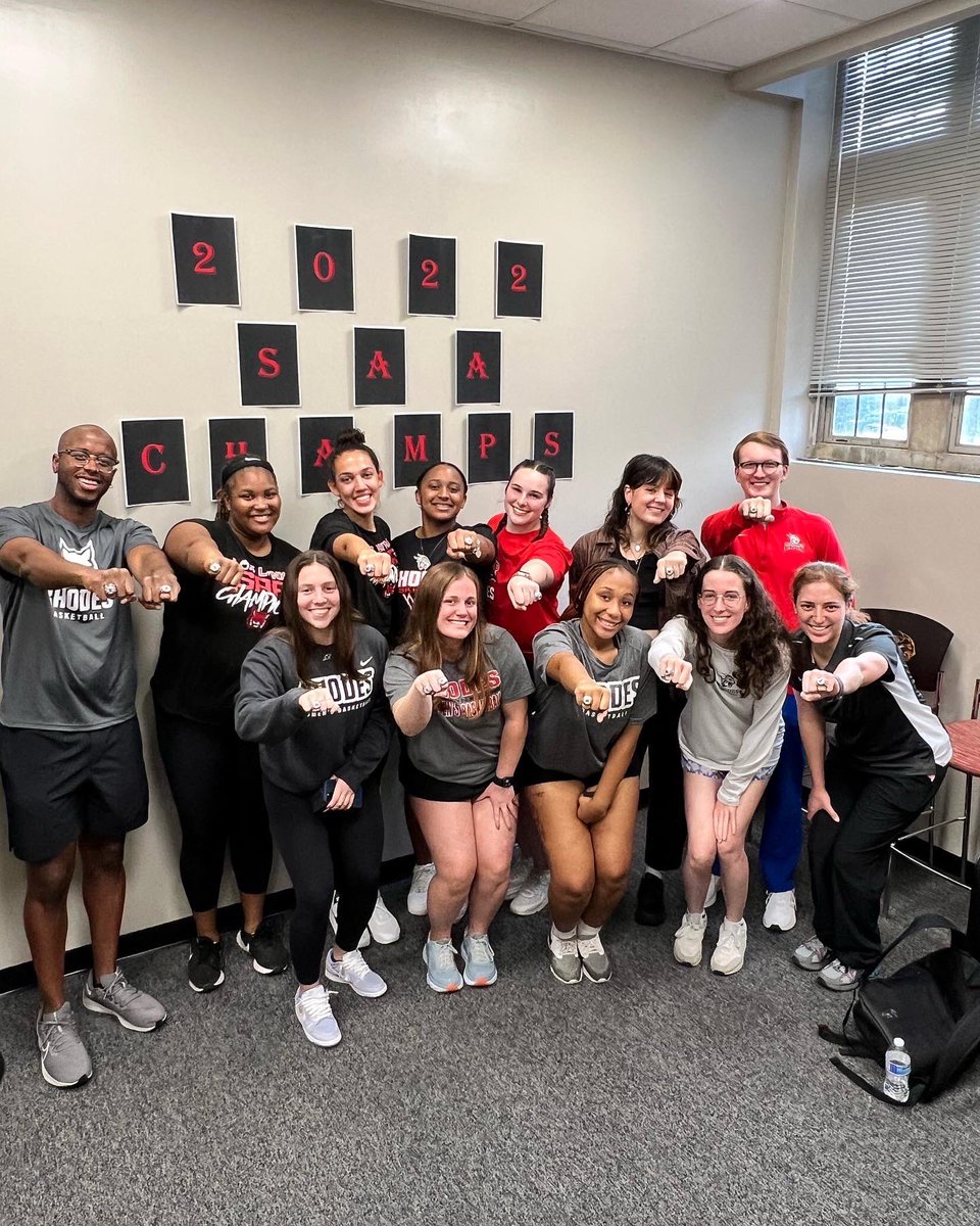 CoachRodRogan's tweet photo. The rings are in! #LosLynx  #Back2Back💍 💍 https://t.co/VVhMJAHiuz