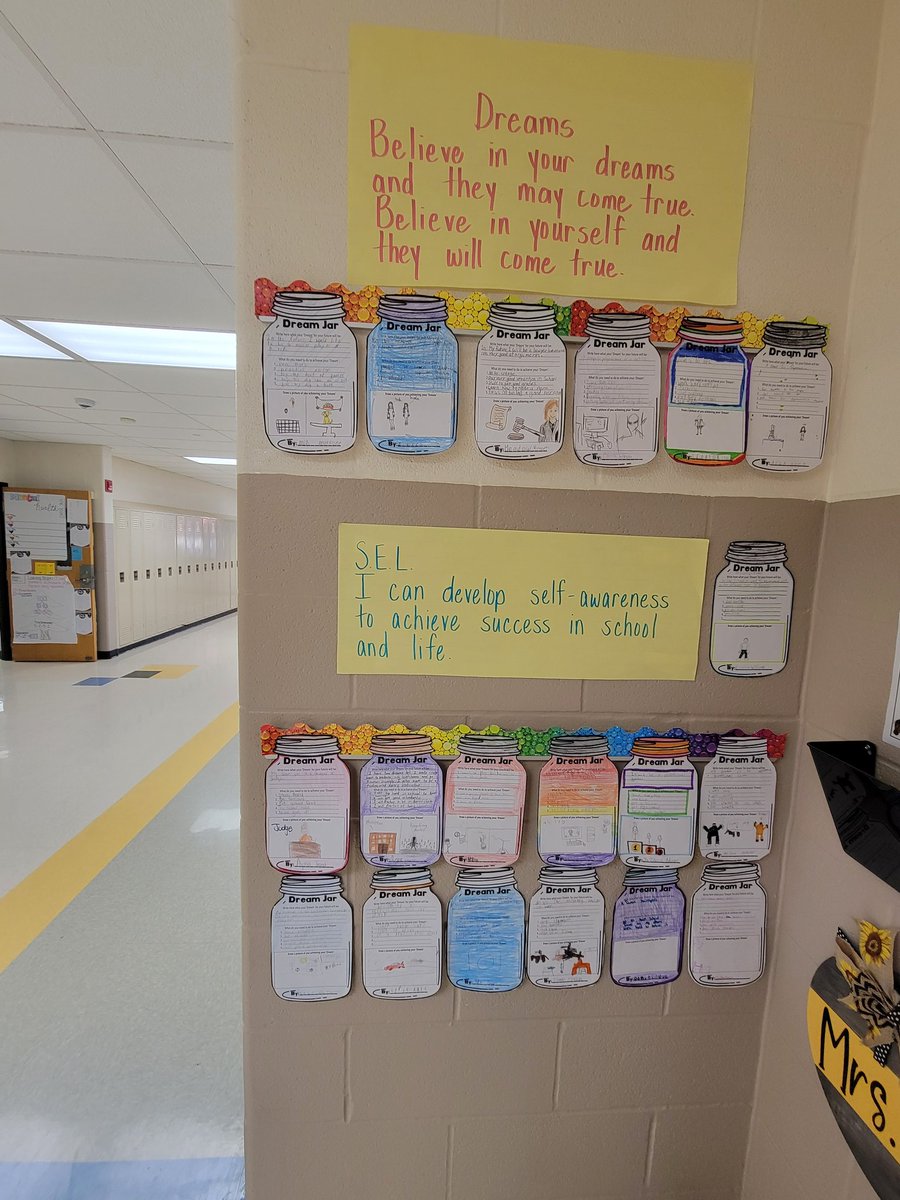 Shout out to <a href="/4mrsrich/">Janell Richardson</a> for a creative display of student created Dream Jars in SEL class. Way to go Class 6.3! 💛🖤💛🖤💛🖤
#LincolnPrideWCS <a href="/warrenschools/">Warren City Schools</a>