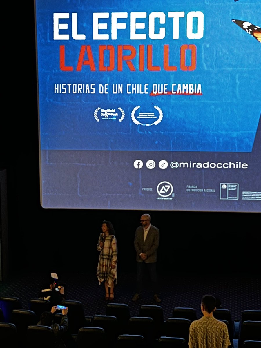 Llegamos a Chile directo al #AvantPremier #ElEfectoLadrillo de <a href="/carolafuentes/">carola fuentes</a> y <a href="/rafaval/">Rafa Valdeavellano</a> <a href="/laventanacine/">La Ventana Cine</a> un documental necesario para comprender nuestro pasado reciente! <a href="/p_desormeaux/">Paulette Desormeaux</a>
