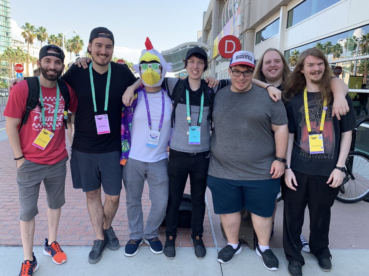 JTtooLegit's tweet photo. Very cool times with some very cool people. Poggers, some would say 😲#TwitchCon2022 https://t.co/qYRB5ppUHj