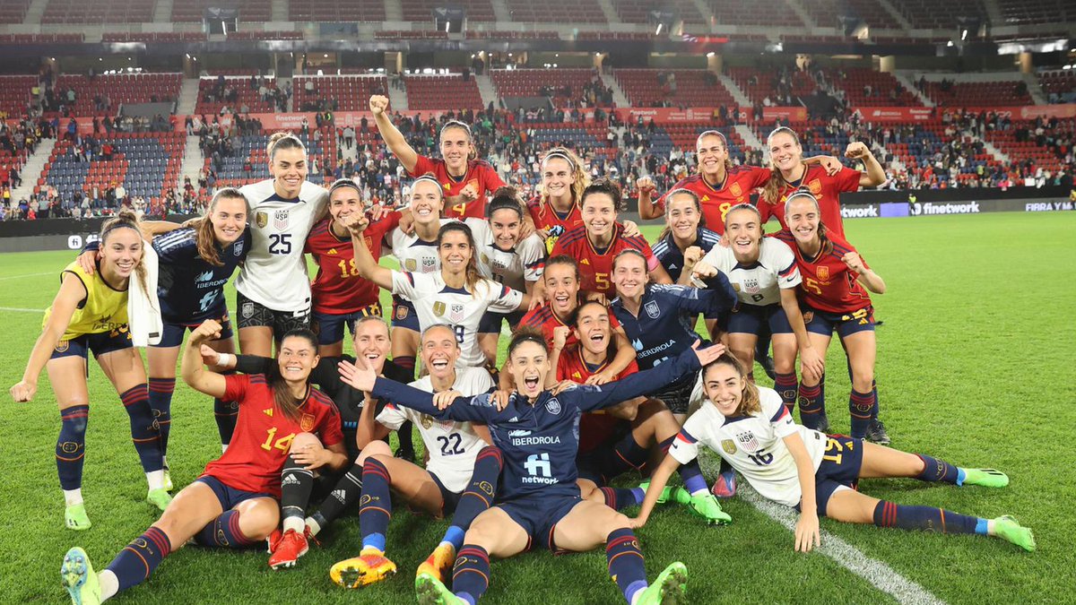 Zouakbrahim's tweet photo. A que sirve la huelga de las 15 jugadoras de la seleccion femenina de futbol, despues de que el equipo que se suponian no iba a dar la talla, acabo sentenciando a las campeonas del mundo. En frances, CHAPEAU. https://t.co/gX7nqxL8g9