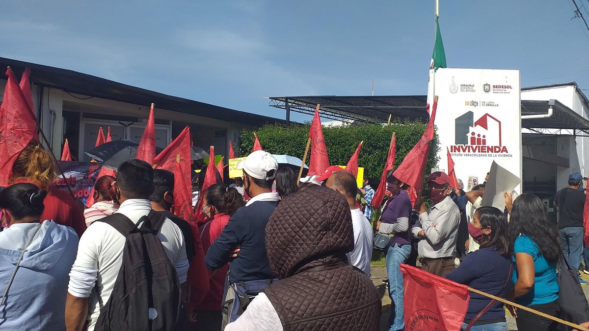 Enrique_M7's tweet photo. Por la necesidad, el pueblo ha acudido a Institutos de Patrimonio e Inviviendas para obtener soluciones, sin embargo no tienen respuesta por parte del gobierno. #ViviendaVeracruzanaSinCerteza https://t.co/UycSprZU5R
