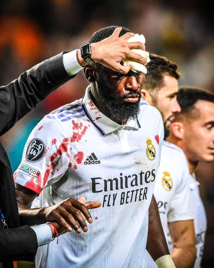 AbdalTorres's tweet image. Don Santiago Bernabéu :

"Le maillot du Real Madrid est blanc, il peut être tâché de boue, de sueur et de sang, mais jamais de honte."

On t'aime rudi ❤️❤️❤️
@RMadridFrance_ @realmadrid @FranceRMCF