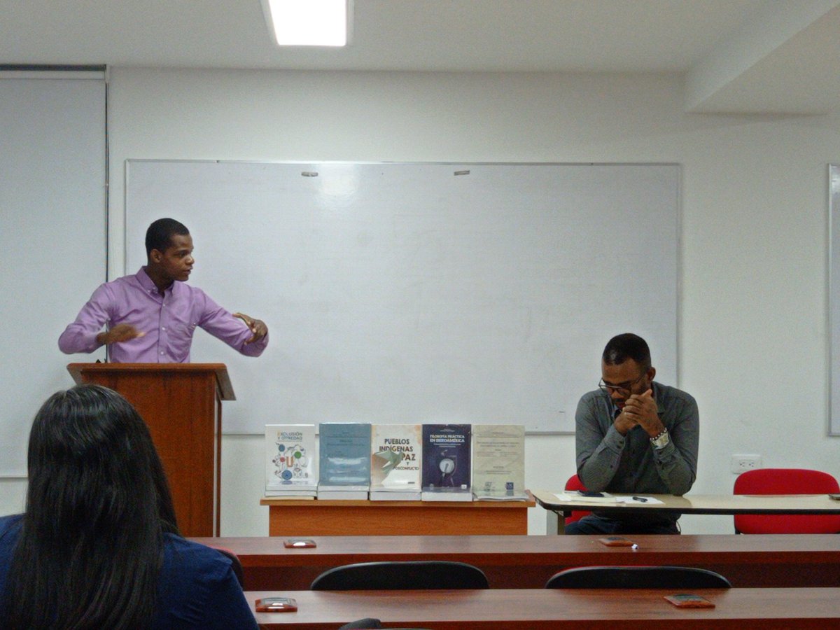 841790's tweet photo. Algorismos vs Filosofía determinaciones de la política. ¿Es ciencia la política? ¿Determinación de economía política en la política? Interesante y mucho por debatir. @DiegoLeonGomez @facultadhya @usantiagodecali https://t.co/nTtz4cB4mZ
