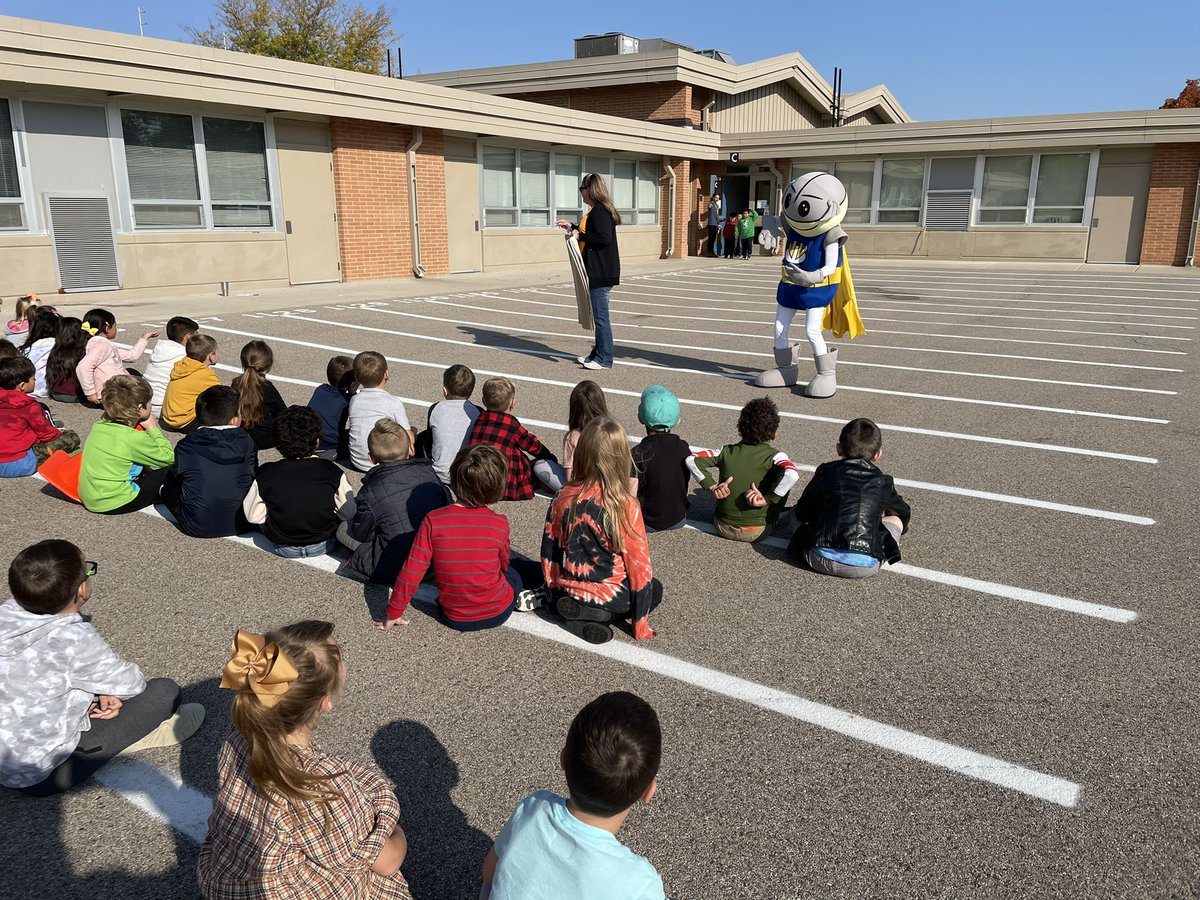 marnellandrea29's tweet image. This morning we had an assembly about STAR behavior on the playground. Thank you to @TomlinsonMary14 and Comet who reminded us how to be STAR students while playing outside. @VV_Voyagers #fabulousfirsties #starbehavior #welovecomet
