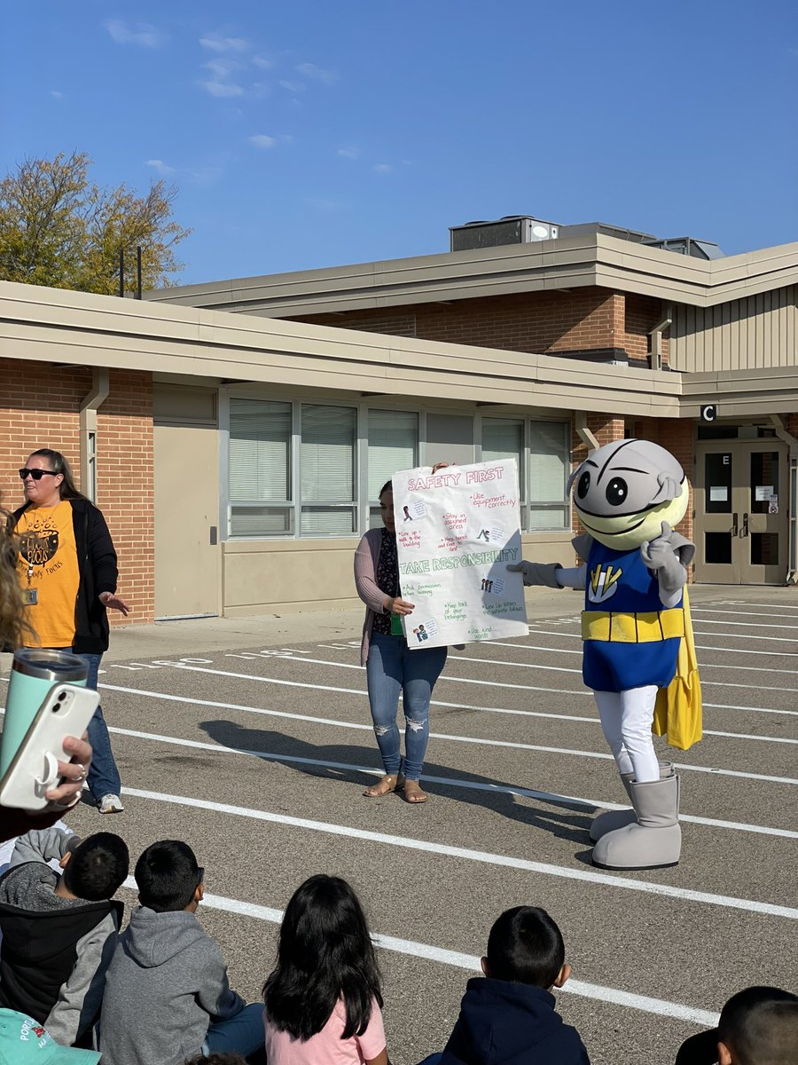 marnellandrea29's tweet image. This morning we had an assembly about STAR behavior on the playground. Thank you to @TomlinsonMary14 and Comet who reminded us how to be STAR students while playing outside. @VV_Voyagers #fabulousfirsties #starbehavior #welovecomet