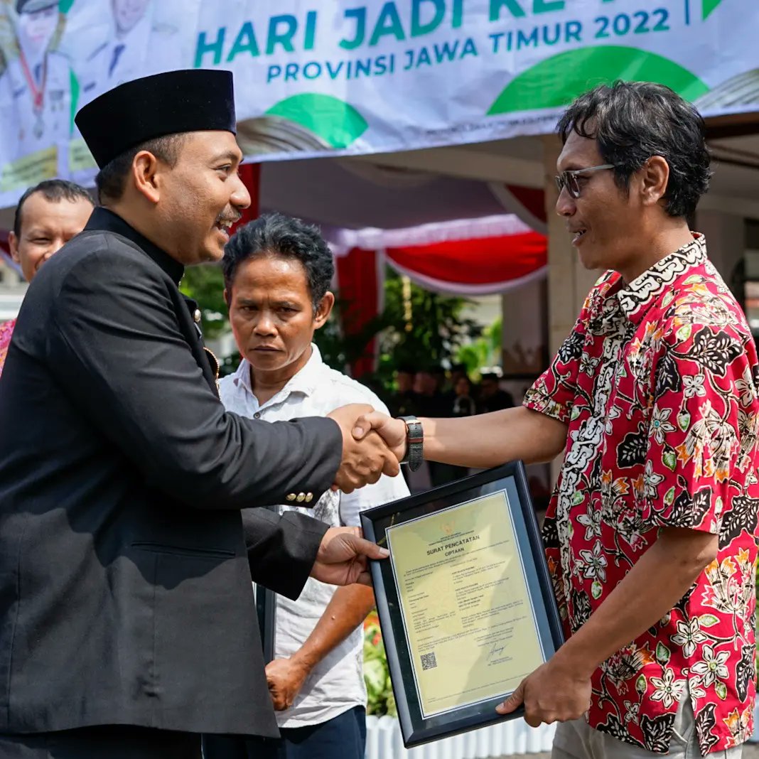 masonyanwar's tweet photo. Momentum hari jadi Jawa timur ke-77. Hari ini, kita serahkan serifikat merek dari kemenkumham RI. 

Ayo Piknik Ke Ngawi ! 
#topmarkotop #ngawiramah #potensingawi #ikingawi #ngawi https://t.co/Y1tXQ9fAUW