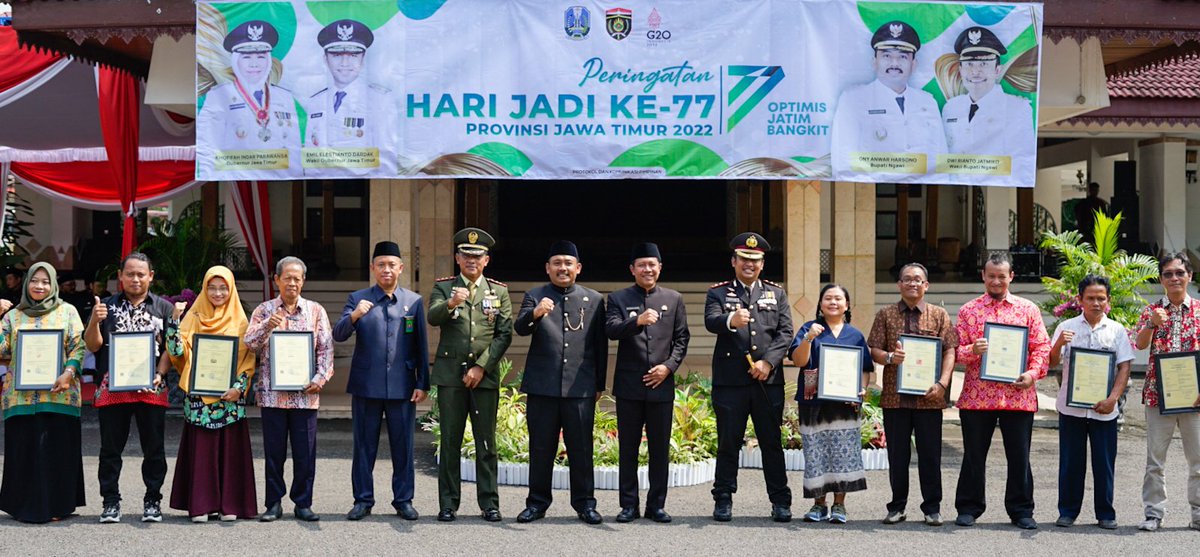 masonyanwar's tweet photo. Momentum hari jadi Jawa timur ke-77. Hari ini, kita serahkan serifikat merek dari kemenkumham RI. 

Ayo Piknik Ke Ngawi ! 
#topmarkotop #ngawiramah #potensingawi #ikingawi #ngawi https://t.co/Y1tXQ9fAUW