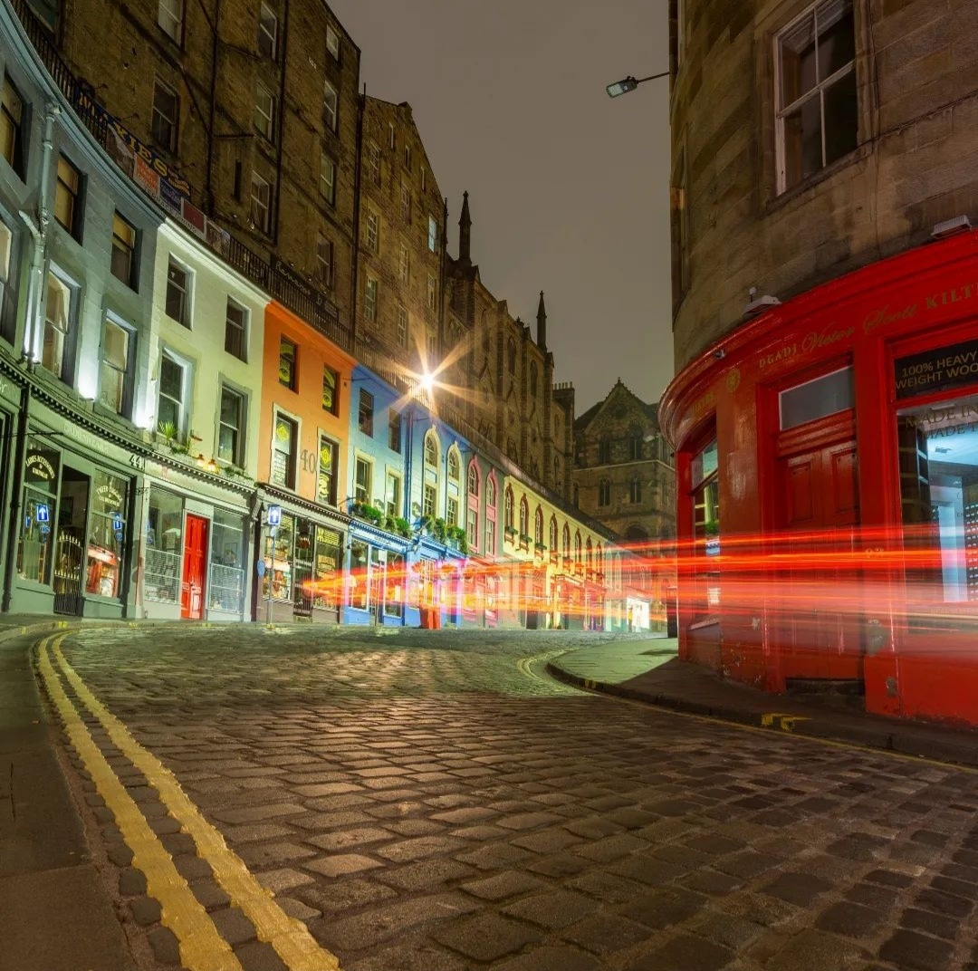 Photographed by digguelarigoudi (IG)
.
Victoria Street light trails
