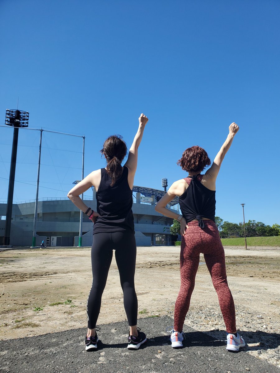 8smile8jazzer1's tweet photo. 今朝のworkoutはDanceMixx🎵
途中電話かかってきて、１曲踊れず💧今日は雲ひとつない青空がすごく気持ち良い‼️あまり消費してないけど今からビザ食べます😊💕
#JAZZERCIZE 
#ダンスエクササイズ
#フィットネス
#筋トレ
#筋トレ好きな人と繋がりたい 
#頑張れ50代 https://t.co/Txb6nwx7ge