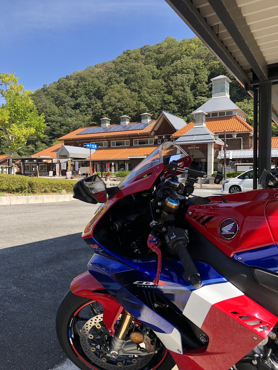 for_iphone0921's tweet photo. 景色見ながらまったりツーリング〜🏍

#CBR1000RRR
#HONDA
#ツーリング
#バイクのある風景 
#バイク好きな人と繋がりたい https://t.co/D7kYtyWGSC