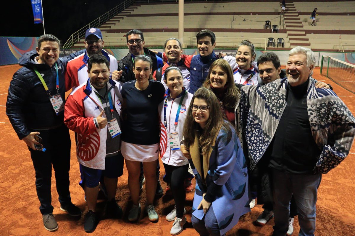 coparaguay's tweet photo. #Tenis🎾 @asu2022oficial 

@verocepede, raqueta guaraní Nº1, logró una gran victoria para el #TeamParaguay🇵🇾 durante su debut en los presentes #Juegos de @odesurmedia 

Vero ganó 6-2 6-0 a Camila Soares de #Perú🇵🇪 y quiere las medallas🥇🥈🥉

#VamosParaguay💪🏻
#ElSueñoDeTodos🙌🏻 https://t.co/q0f1L6aHGe