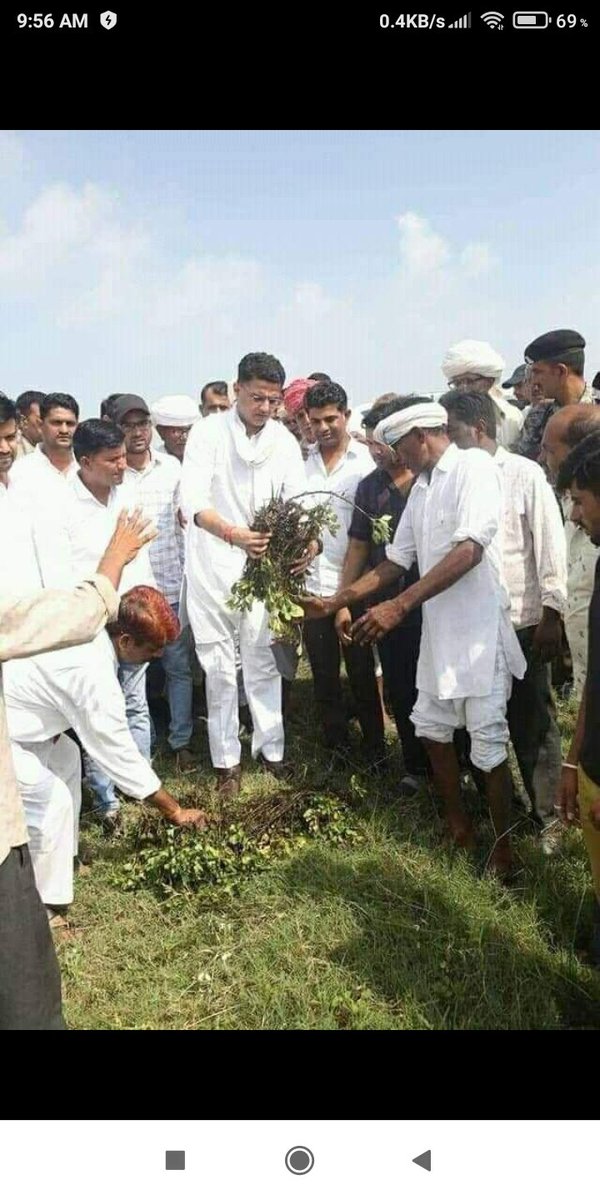 GurjarEkata's tweet photo. महलो की रानी और किसान का बेटा बारिश से खराब हुई फसल का जायजा लेते हुए। एक बैठे हेलीकॉप्टर में और एक किसान का बेटा घर घर जाकर जनता से बात कर रहा है
💯✍ यह  फर्क साफ नजर आ रहा है✍ 💯 https://t.co/DPzr3HzdmV