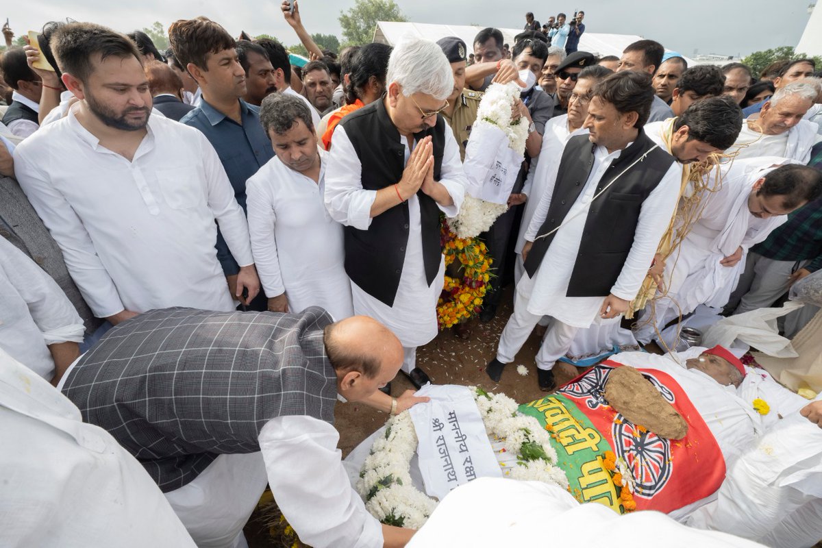 देश के वरिष्ठ राजनेताओं एवं विशिष्ट व्यक्तियों ने सैफई पहुंचकर श्रद्धेय नेताजी के अंतिम दर्शन कर श्रद्धासुमन अर्पित किए।