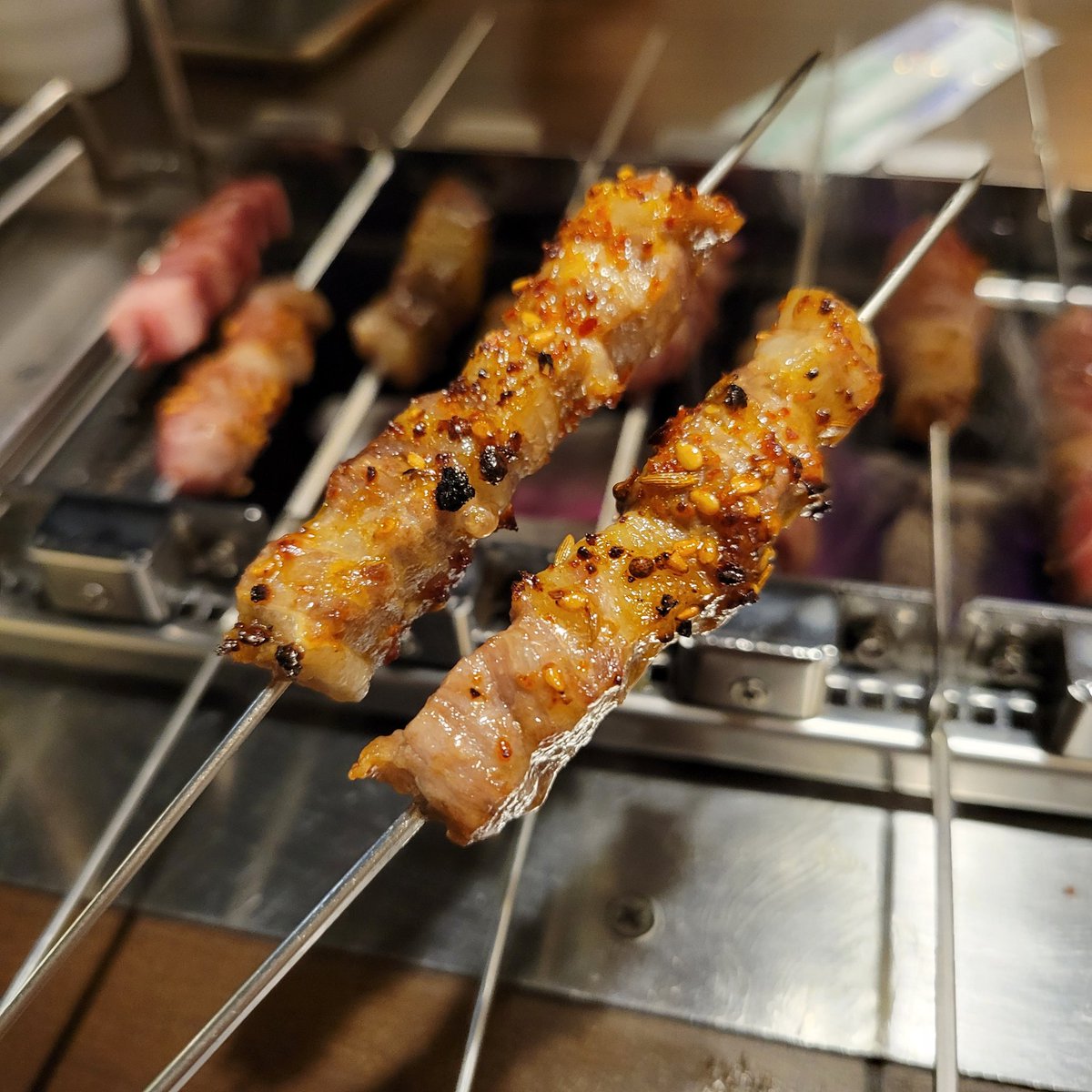 hanshokuka_sako's tweet photo. 📍ソウル・ソンシンヨデ

「백두산양꼬치구이」
🍴양꼬치

📝韓国で人気の中国料理🇨🇳羊肉の串焼き！！ちょっぴり癖があるけどジューシーな肉にやみつき🤤

🚃④号線성신여대입구(誠信女大入口)駅1番出口から徒歩3分
🚕서울 성북구 동소문로22길 25 2층

#韓国旅行 #韓国グルメ
#焼き鳥 #韓食家_sako https://t.co/UmVEGUYuEV
