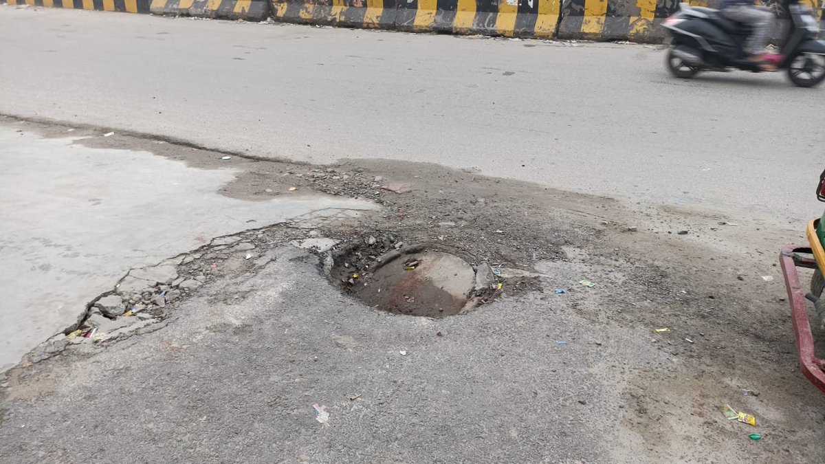 sandyrke's tweet photo. @OfficialGNIDA This pothole is in very bad condition and can become reason for major accident. Already few incidents happened. Please repair it. 

Location - Main Road, Outside Exotica Dreamville Society (Gate no 2), Sector 16 C, Greater Noida West (Taj Highway) @DreamvilleResi https://t.co/U0s6gIkgbx